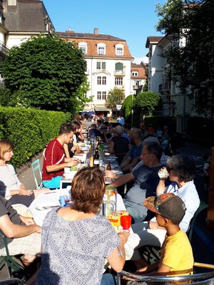 Langer Tisch im Beaumont Quartier