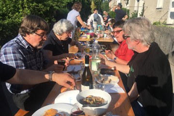 Essen mit Nachbarn im Breitenrain Quartier. Vergrösserte Ansicht