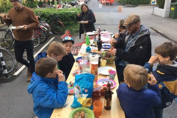 Nachbarn am Tisch. Vergrösserte Ansicht