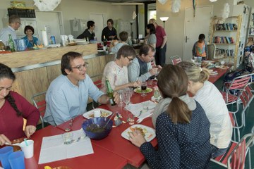 Nachbarn beim Essen im Gespräch2. Vergrösserte Ansicht