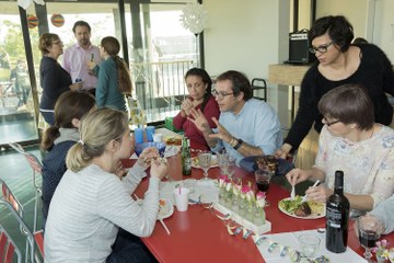 Nachbarn beim Essen im Gespräch3. Vergrösserte Ansicht