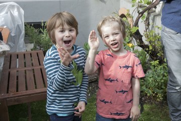 Zwei Kinder winken in die Kamera. Vergrösserte Ansicht