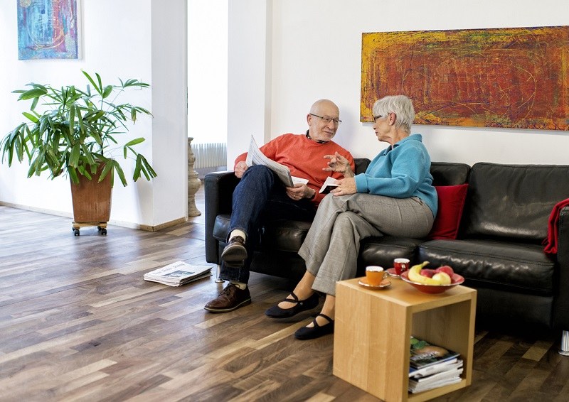Älteres Paar in ihrer Wohnung auf dem Sofa