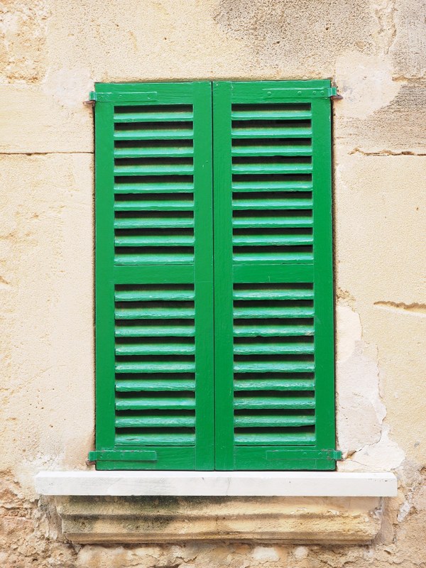 Geschlossene Fensterläden; Hausfassade von aussen.