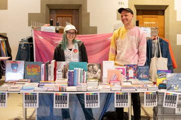 Bücherstand QueerBooks Bern. Vergrösserte Ansicht