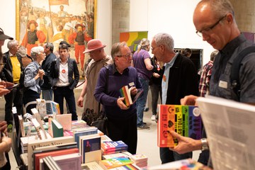 Interessierte am QueerBooksstand. Vergrösserte Ansicht
