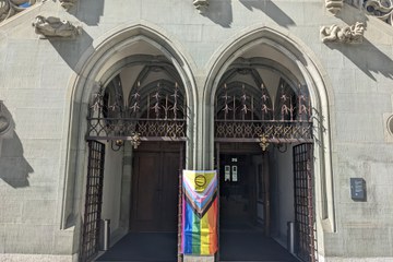 Eingang Rathaus Bern. Vergrösserte Ansicht