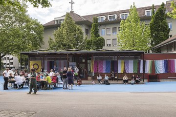 Schulhausplatz mit Dekoration . Vergrösserte Ansicht