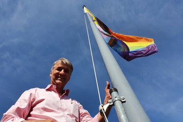Der Stadtpräsident hisst die Flagge 2022. Vergrösserte Ansicht