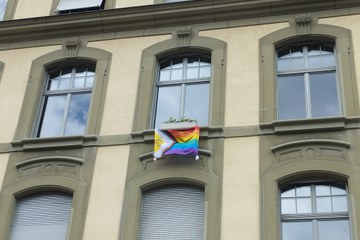 Inklusive Regenbogenflagge Predigergasse BSS. Vergrösserte Ansicht