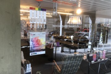 Schaufenster Buchhandlung Queerbooks. Vergrösserte Ansicht