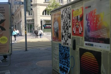 Plakate an Mauer Stadt Bern . Vergrösserte Ansicht