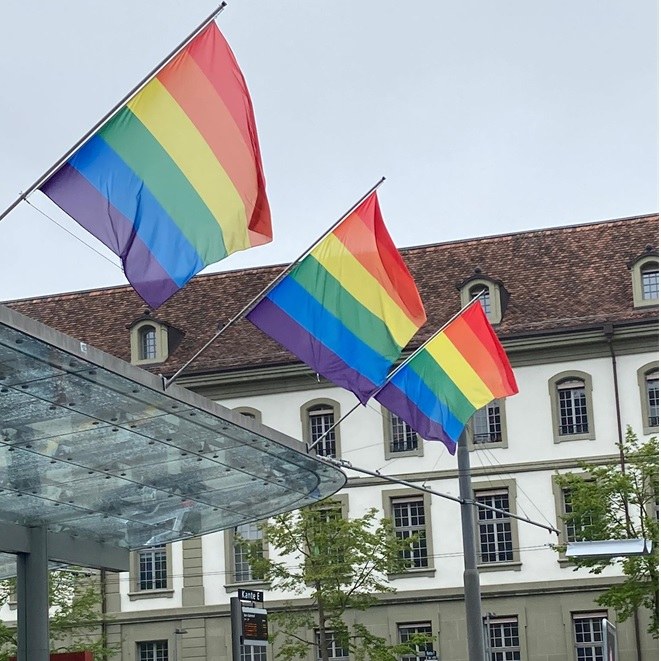 Regenbogenfahnen am Bahnhof Bern