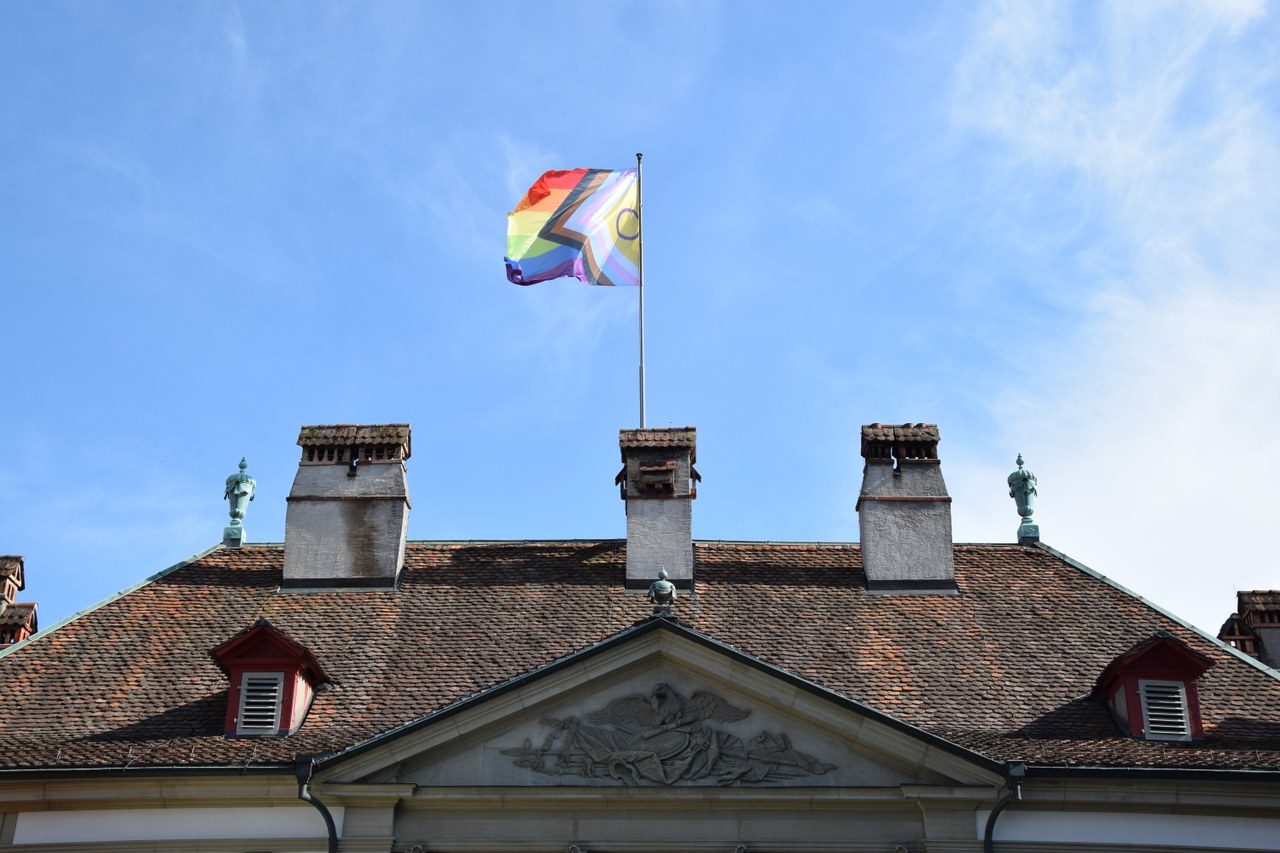 Die Progressive Pride Regenbogenflagge auf dem Erlacherhof