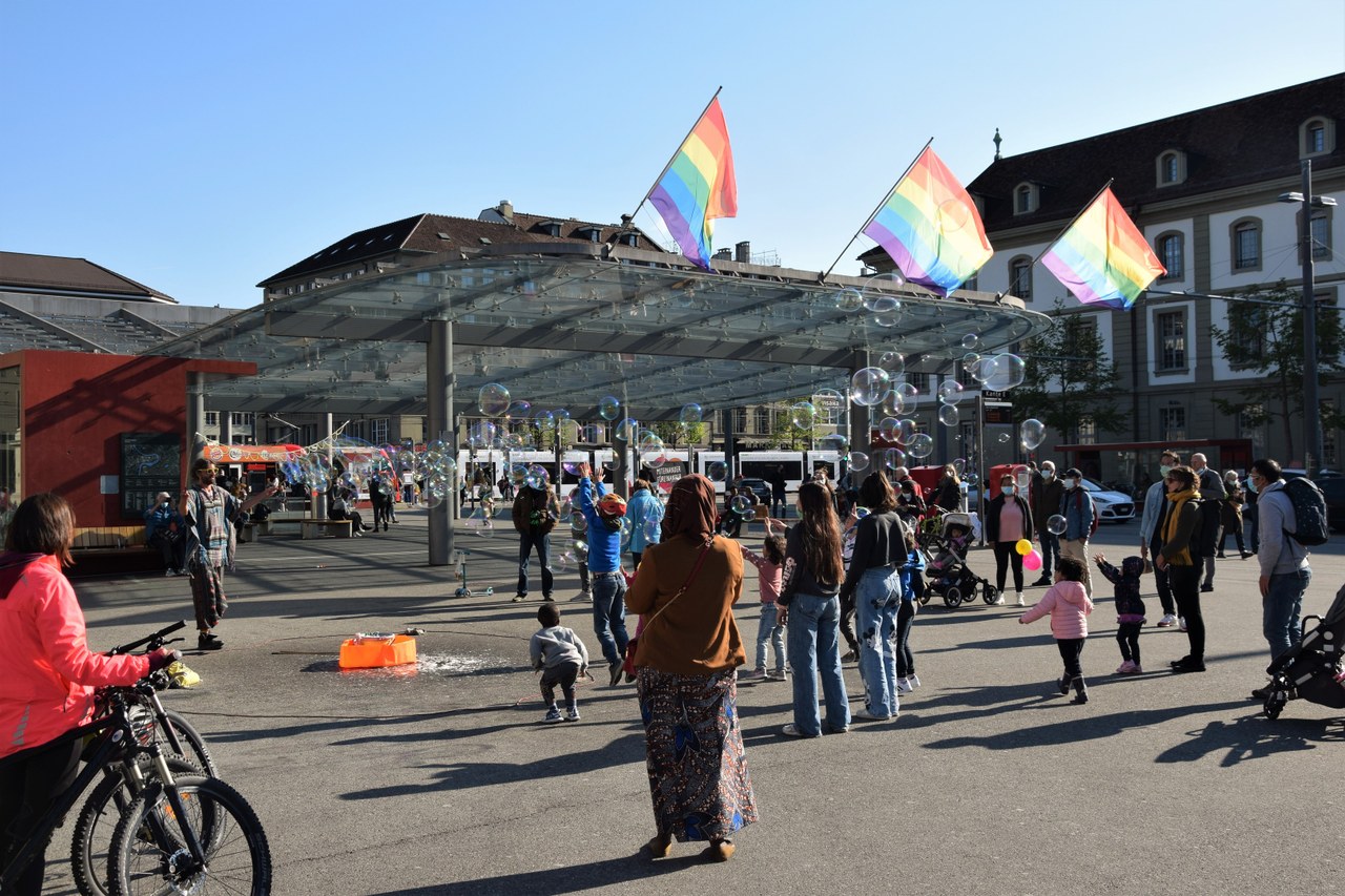 Drei Regenbogenfahnen beim Baldachin am Bahnhof Bern