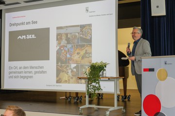 Moderator Michael Sahli. Vergrösserte Ansicht
