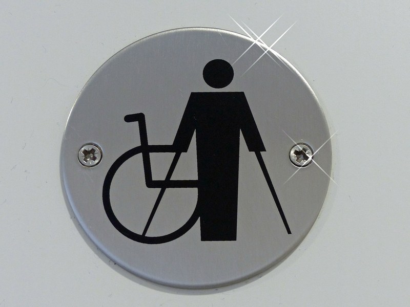 Piktogramm Gehstöcke und Rollstuhl