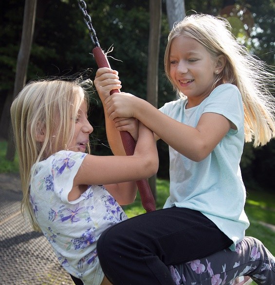 Zwei Schulkinder spielen Tischtennis.