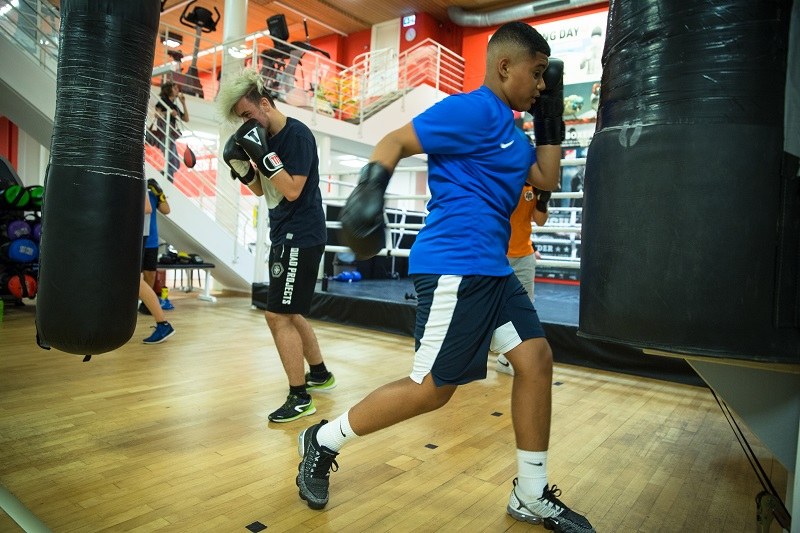 Jungs beim Boxen