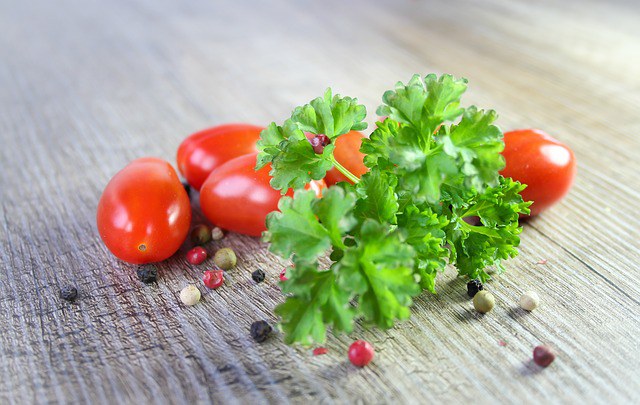 Symbolbild gesunde Ernährung. Kleine Tomaten und Peterli. Bild: pixabay