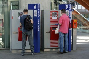 Personen an einem Ticketautomat