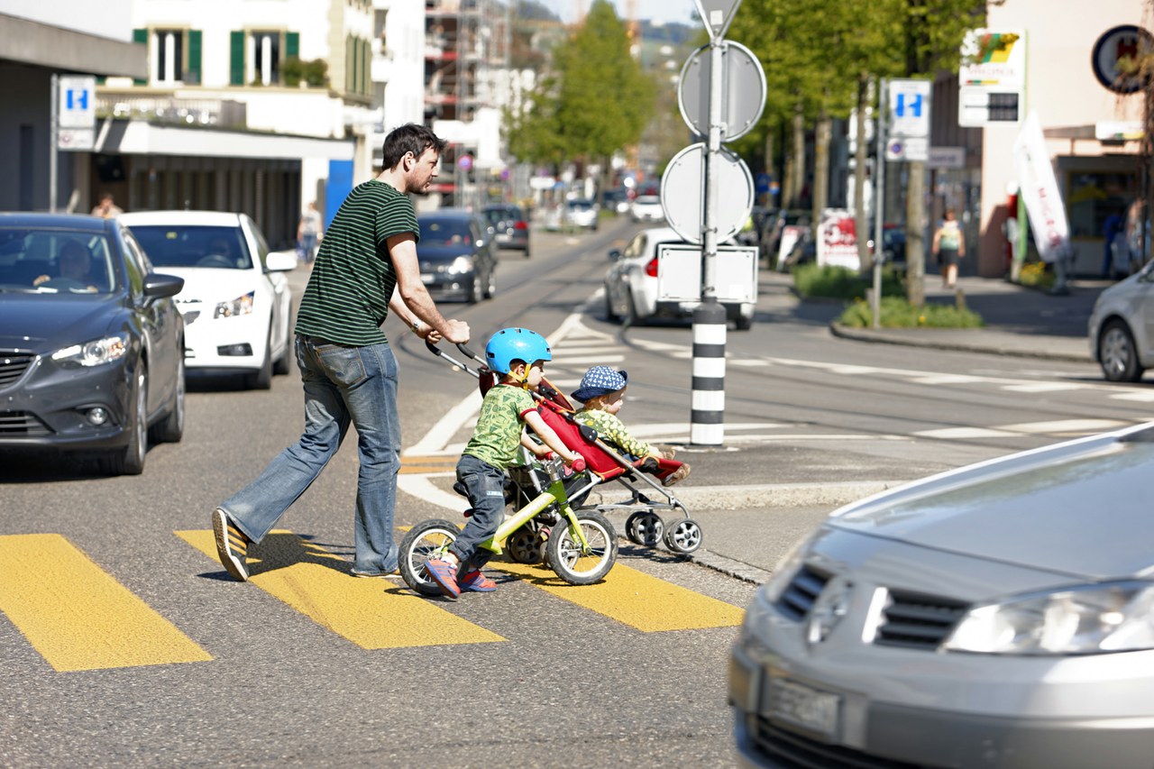 Bild Familie auf Fussgängerstreifen 