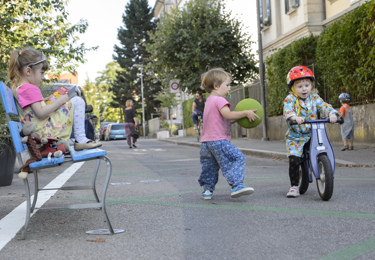 Spielende Kleinkinder in Begegnungszone