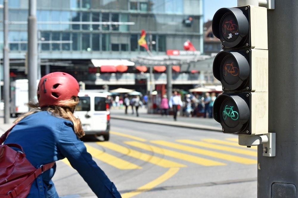 Velofahrerin wartet an Veloampel