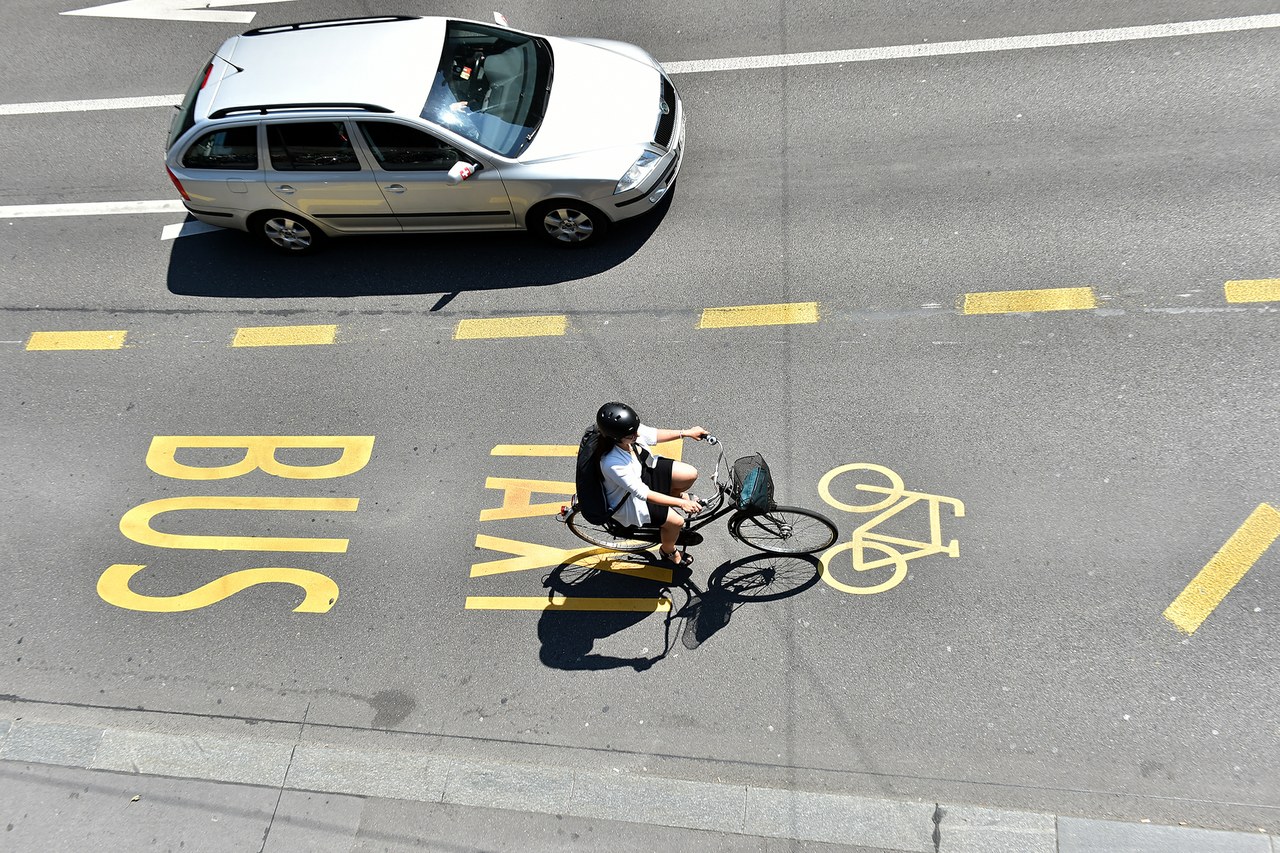 Bild Strasse mit Markierungen, Auto und Velofahrer