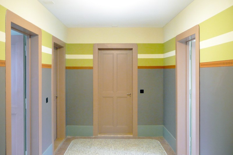 Wohnungskorridor an der Keltenstrasse 106-108 mit Farbgestsaltung Indermühles, Bild: Dimension X, 2014