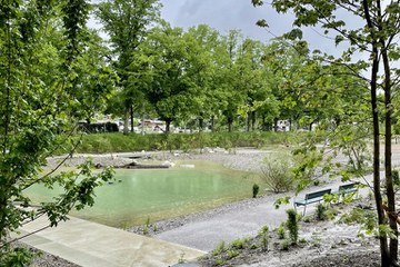 Wasserbecken vom Café Hueber aus betrachtet. Vergrösserte Ansicht
