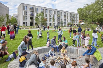 Eröffnungsfest, Sicht auf die Feuerstelle. Foto: Pipaluk Minder. Vergrösserte Ansicht