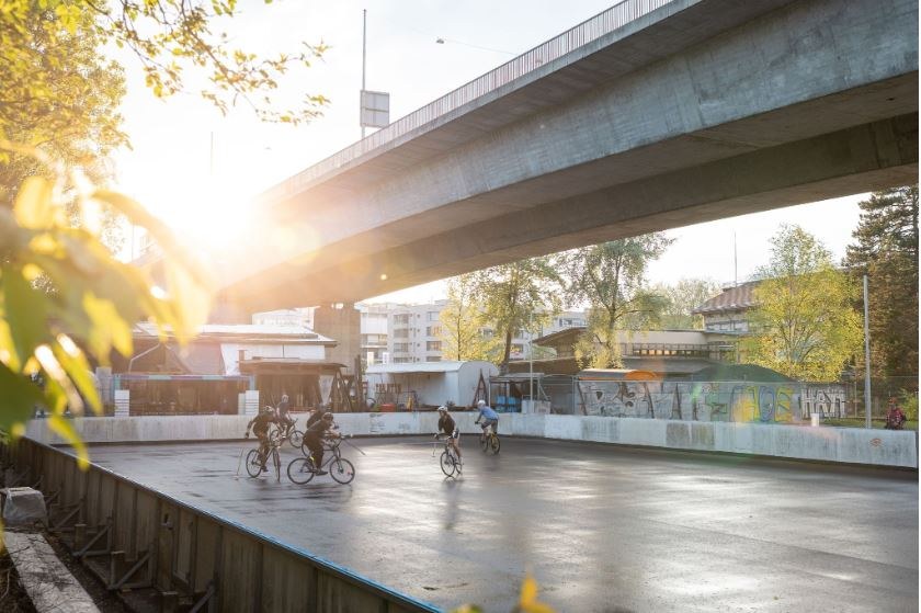 Das Foto zeigt die Spielfläche für Velo-Polo. Darüber führt die Monbijou-Brücke.