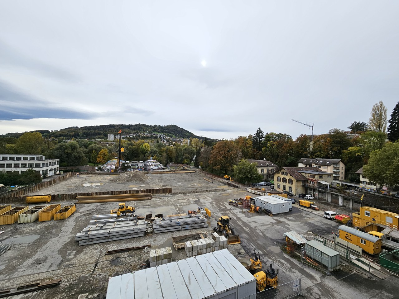 Das Foto zeigt die Fläche der Altlastensanierung, im Hintergrund steht der Gaskessel.