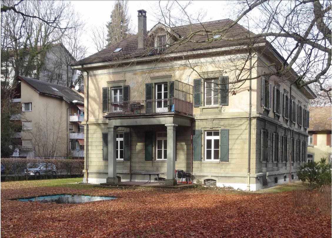 Das Foto zeigt die gut erhaltene Direktoren-Villa von 1875. Im Vordergrund liegt viel Laub auf dem Vorplatz.