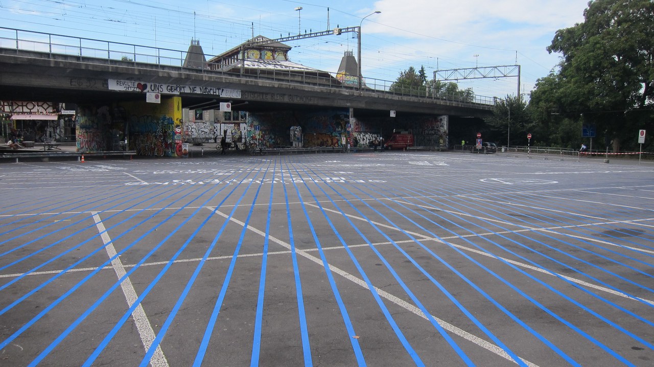 Schützenmatte Parkplatz mit blauen Streifen am Boden