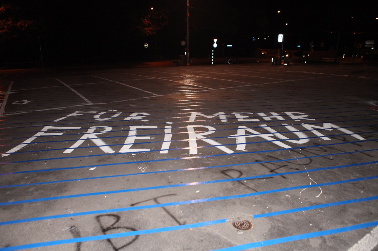 Schützenmatte Parkplatz mit blauen Streifen und dem Schriftzug "Für mehr Freiraum" am Boden