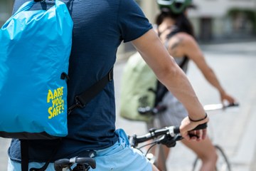 Schwimm-Rucksack in Aareblau. Vergrösserte Ansicht