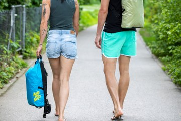 Paar mit Aarerucksack auf Uferweg. Vergrösserte Ansicht