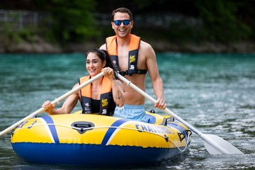 Paar beim Bootstrip auf Aare mit Rettungsweste. Vergrösserte Ansicht