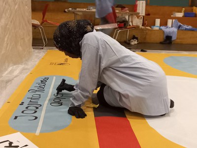 Frauen beschriften das Banner