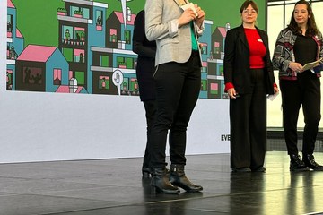 Vorstellen des Projekts Tür an Tür und Halt Gewalt. Vergrösserte Ansicht