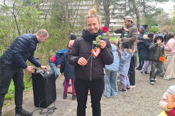 Projektleiterin mit Rose. Vergrösserte Ansicht