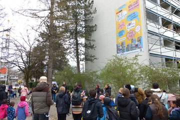 Das Banner hängt im Tscharni. Vergrösserte Ansicht