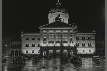 Bundeshaus bei Nacht, ca. 1950, Stadtarchiv Bern, Foto: Hans von Allmen. Vergrösserte Ansicht