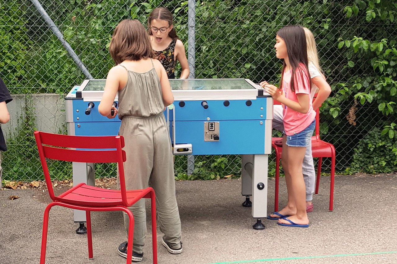 Kinder spielen mit dem Fussballtisch, welchen KORA beigetragen hat.
