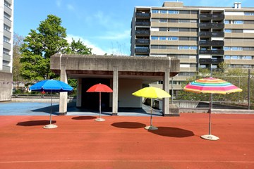 Farbige Sonnenschirme ©Annkatrin Graber. Vergrösserte Ansicht
