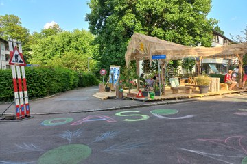 «Oase» wurde mit Kreide auf die Strasse geschrieben. Vergrösserte Ansicht
