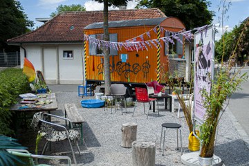 Stühle und Hocker laden zum Verweilen ein. © Joséphine Métraux. Vergrösserte Ansicht