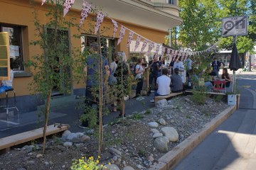 Bänke umzäunen die temporäre Grünfläche. Vergrösserte Ansicht